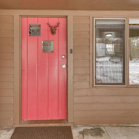 Pet-Friendly Irons Cottage About 4 Mi To Sand Lake! Екстериор снимка