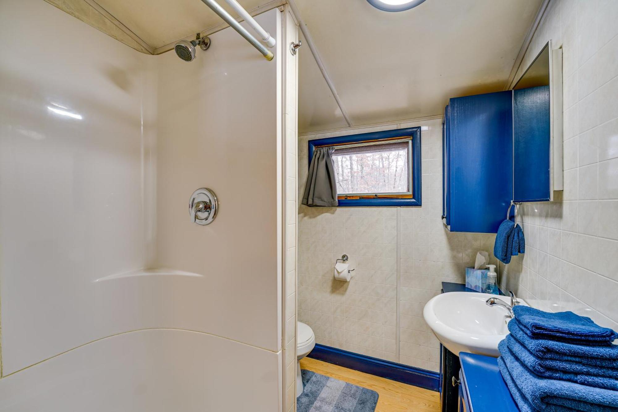 Pet-Friendly Irons Cottage About 4 Mi To Sand Lake! Екстериор снимка