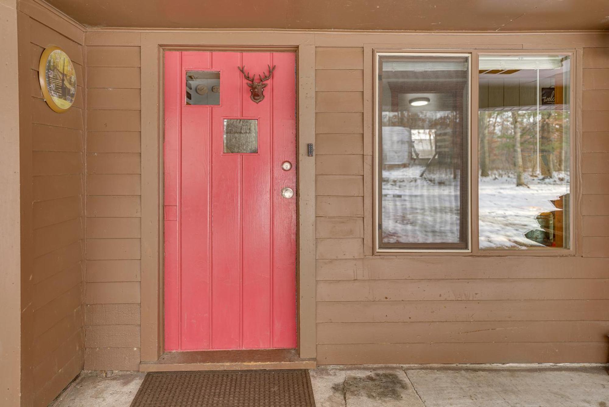 Pet-Friendly Irons Cottage About 4 Mi To Sand Lake! Екстериор снимка