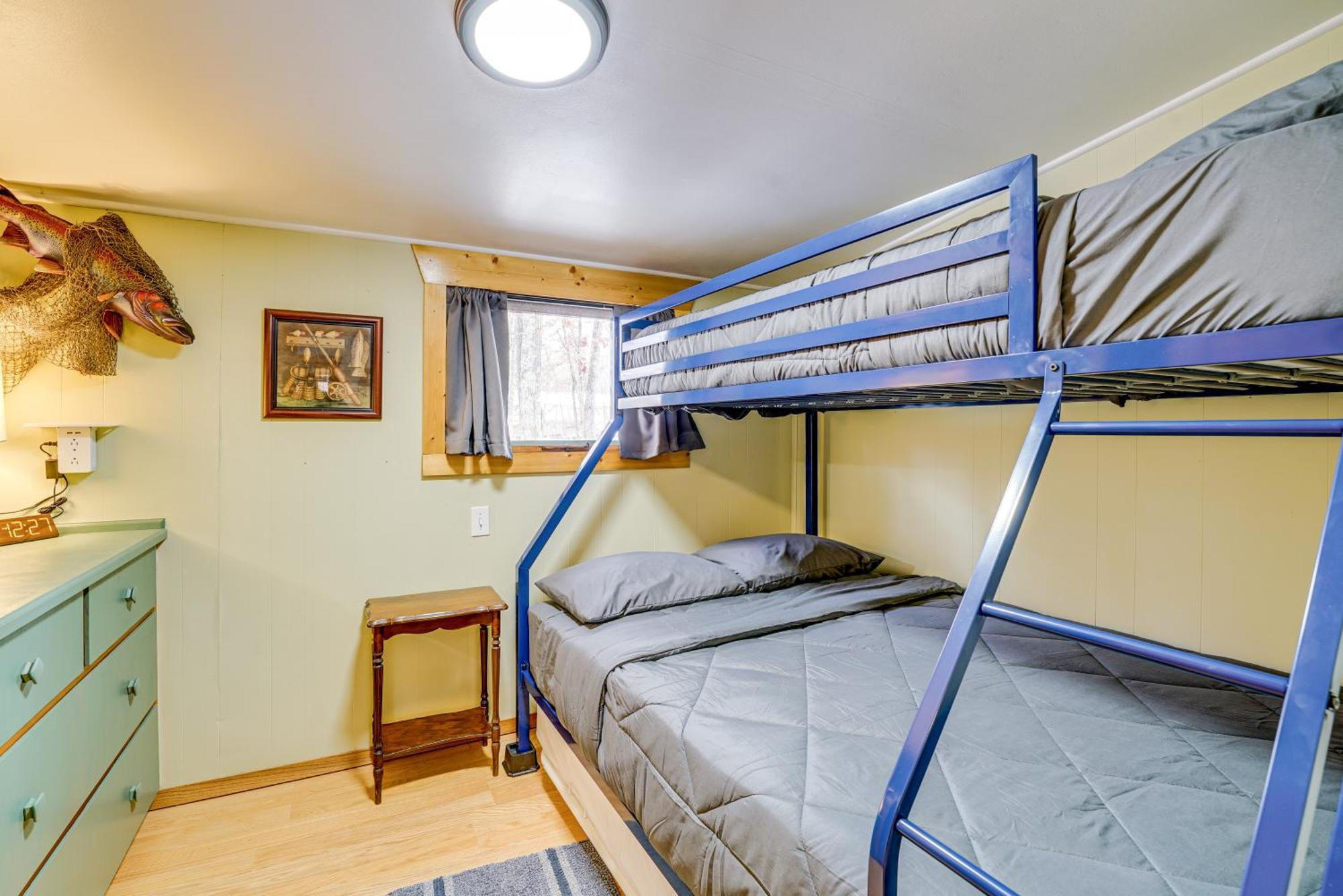 Pet-Friendly Irons Cottage About 4 Mi To Sand Lake! Екстериор снимка