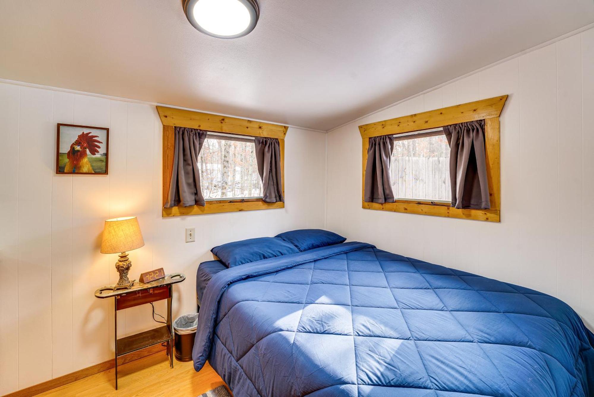 Pet-Friendly Irons Cottage About 4 Mi To Sand Lake! Екстериор снимка