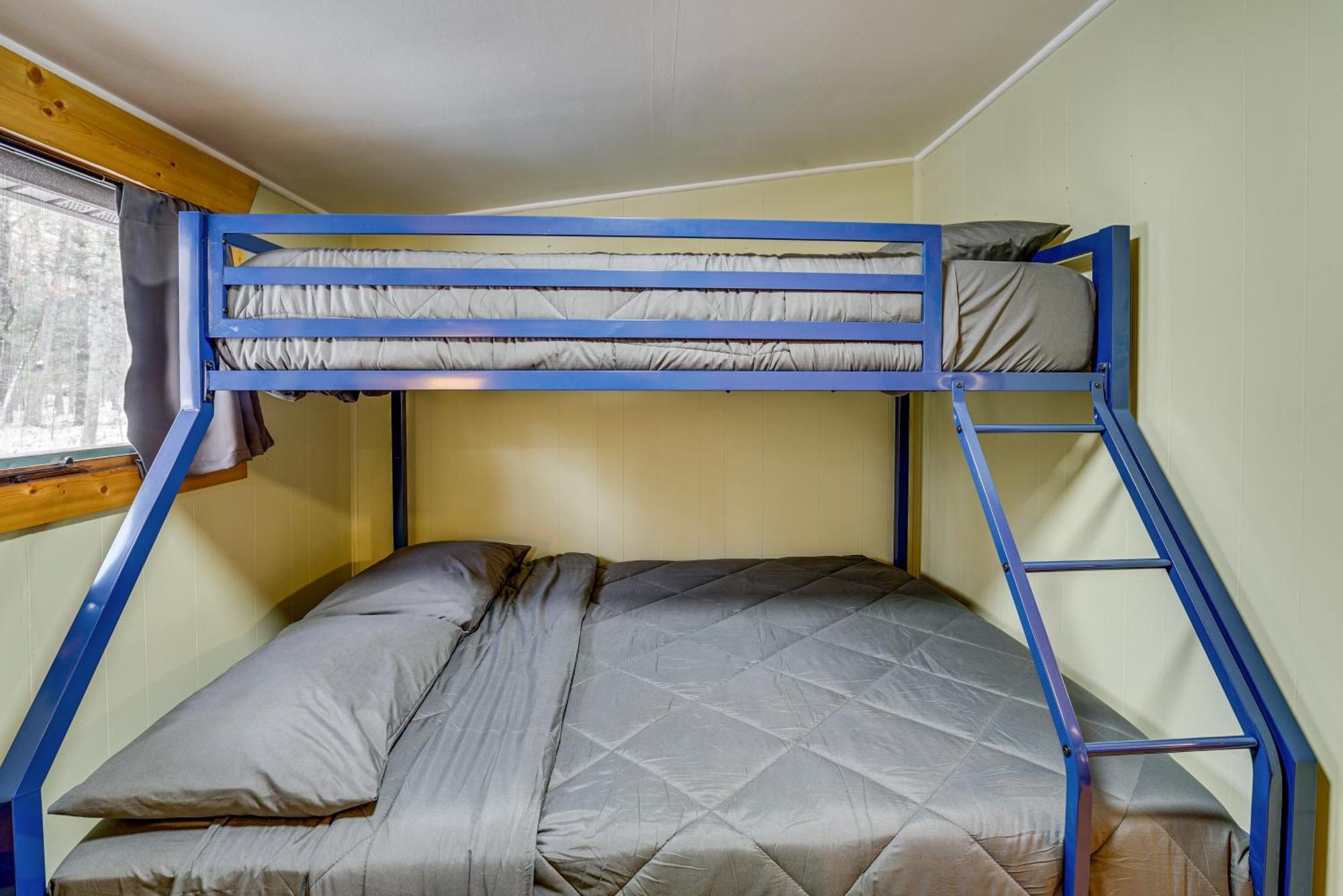 Pet-Friendly Irons Cottage About 4 Mi To Sand Lake! Екстериор снимка