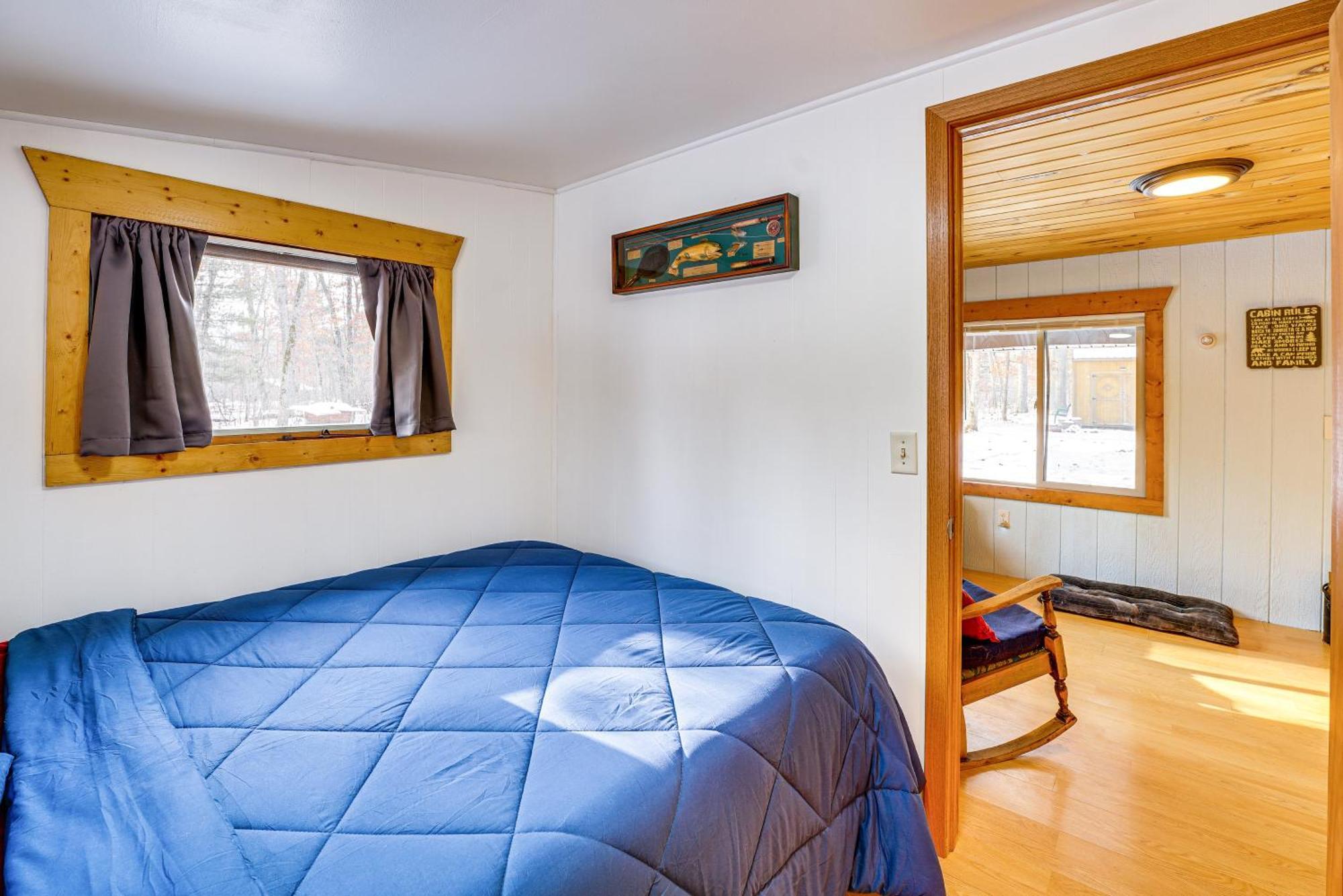 Pet-Friendly Irons Cottage About 4 Mi To Sand Lake! Екстериор снимка