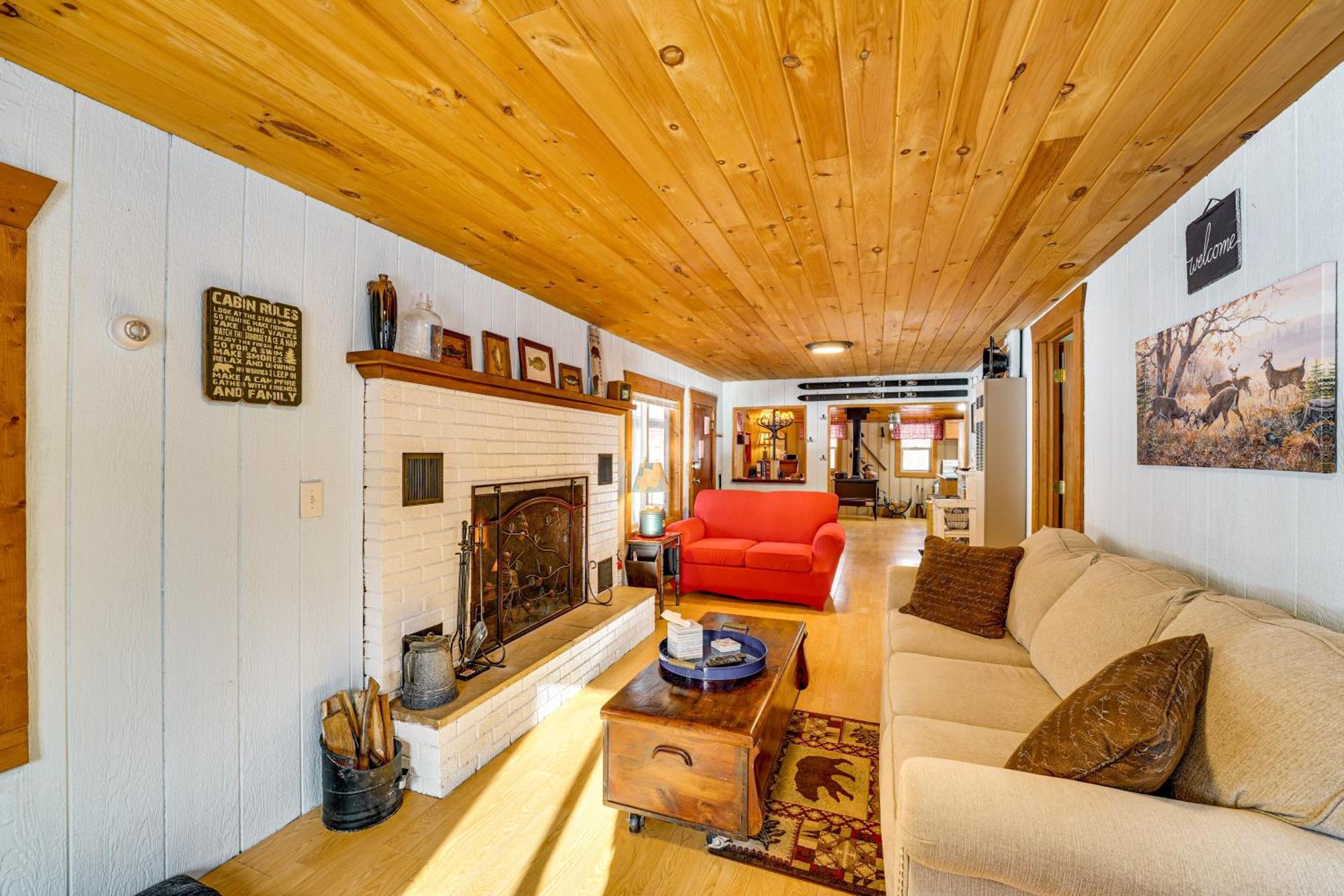 Pet-Friendly Irons Cottage About 4 Mi To Sand Lake! Екстериор снимка