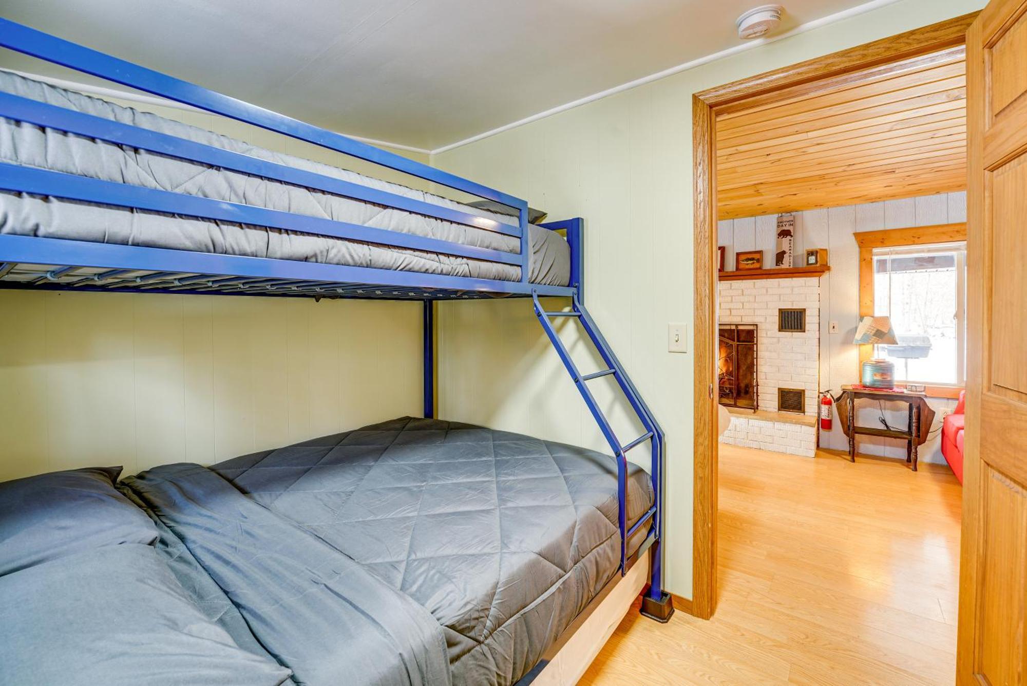 Pet-Friendly Irons Cottage About 4 Mi To Sand Lake! Екстериор снимка