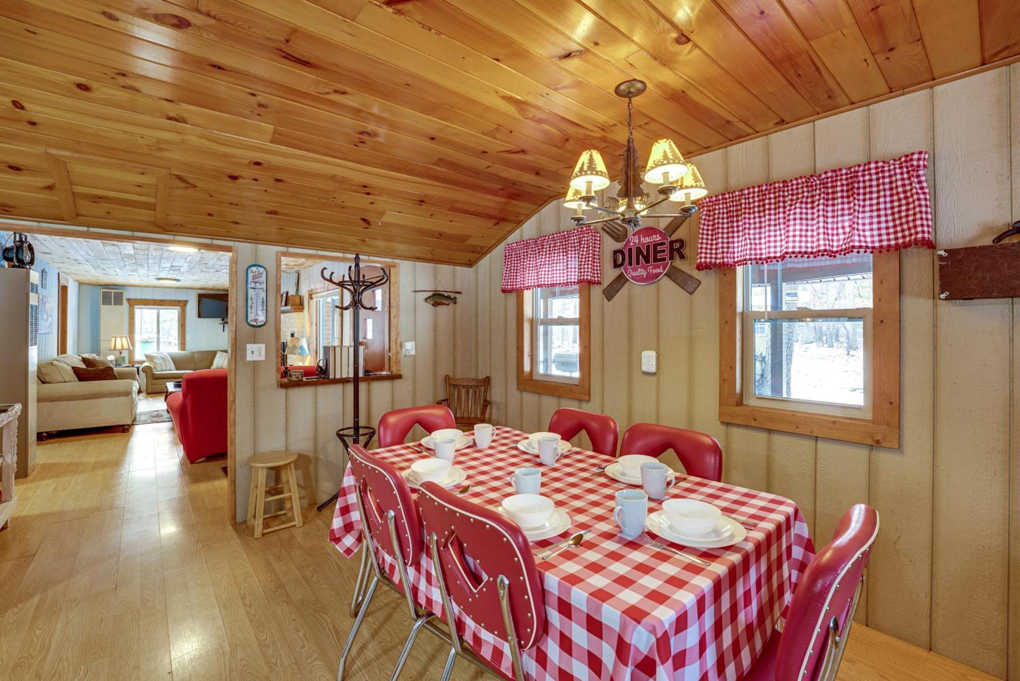 Pet-Friendly Irons Cottage About 4 Mi To Sand Lake! Екстериор снимка