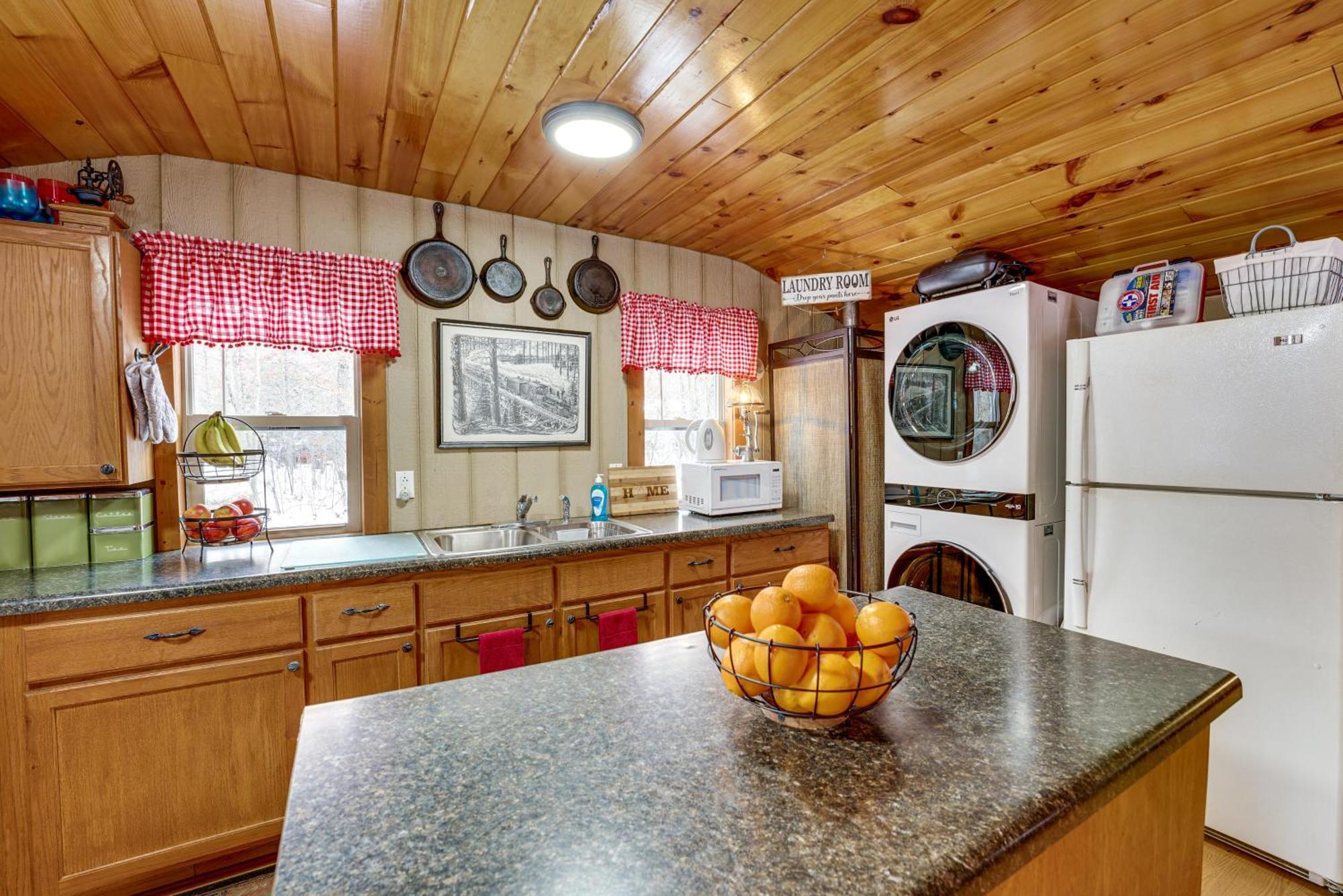 Pet-Friendly Irons Cottage About 4 Mi To Sand Lake! Екстериор снимка
