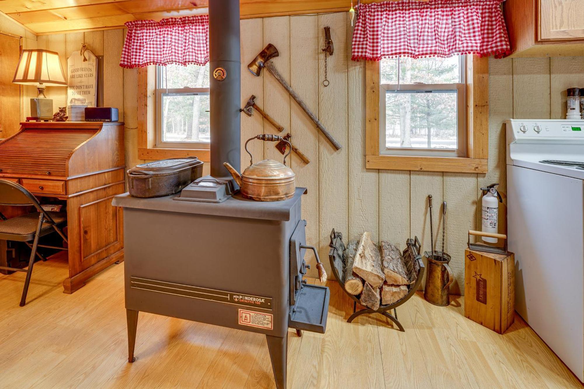 Pet-Friendly Irons Cottage About 4 Mi To Sand Lake! Екстериор снимка