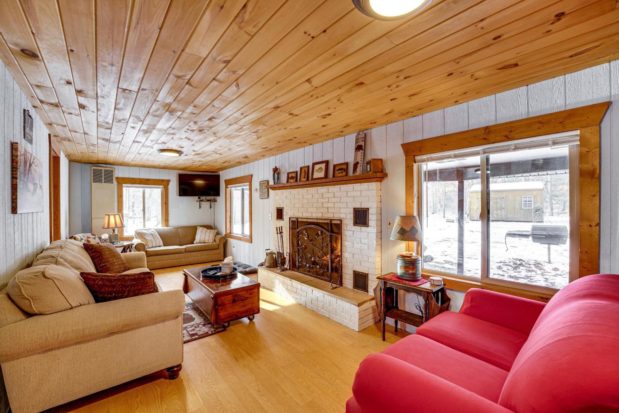 Pet-Friendly Irons Cottage About 4 Mi To Sand Lake! Екстериор снимка