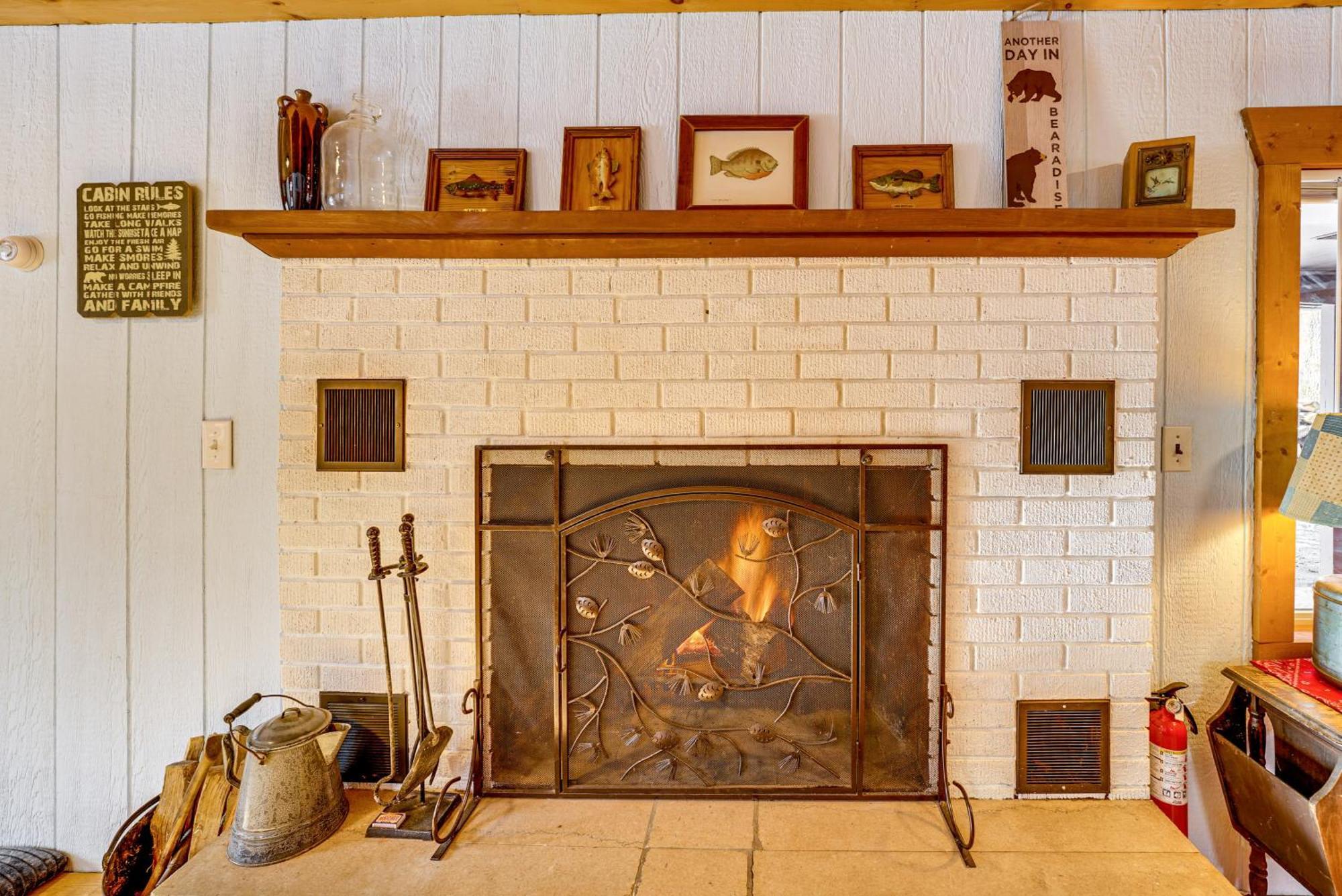Pet-Friendly Irons Cottage About 4 Mi To Sand Lake! Екстериор снимка