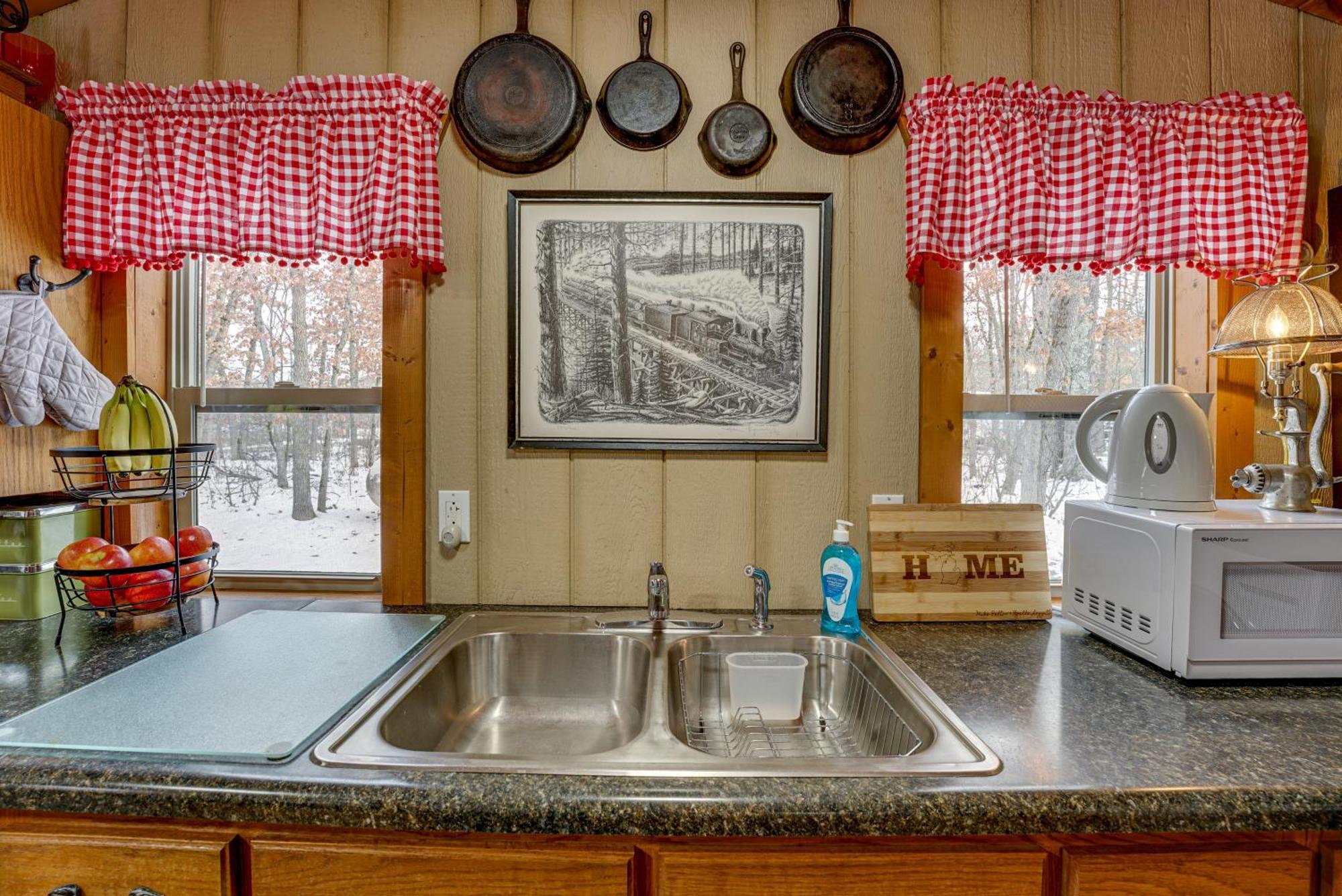 Pet-Friendly Irons Cottage About 4 Mi To Sand Lake! Екстериор снимка