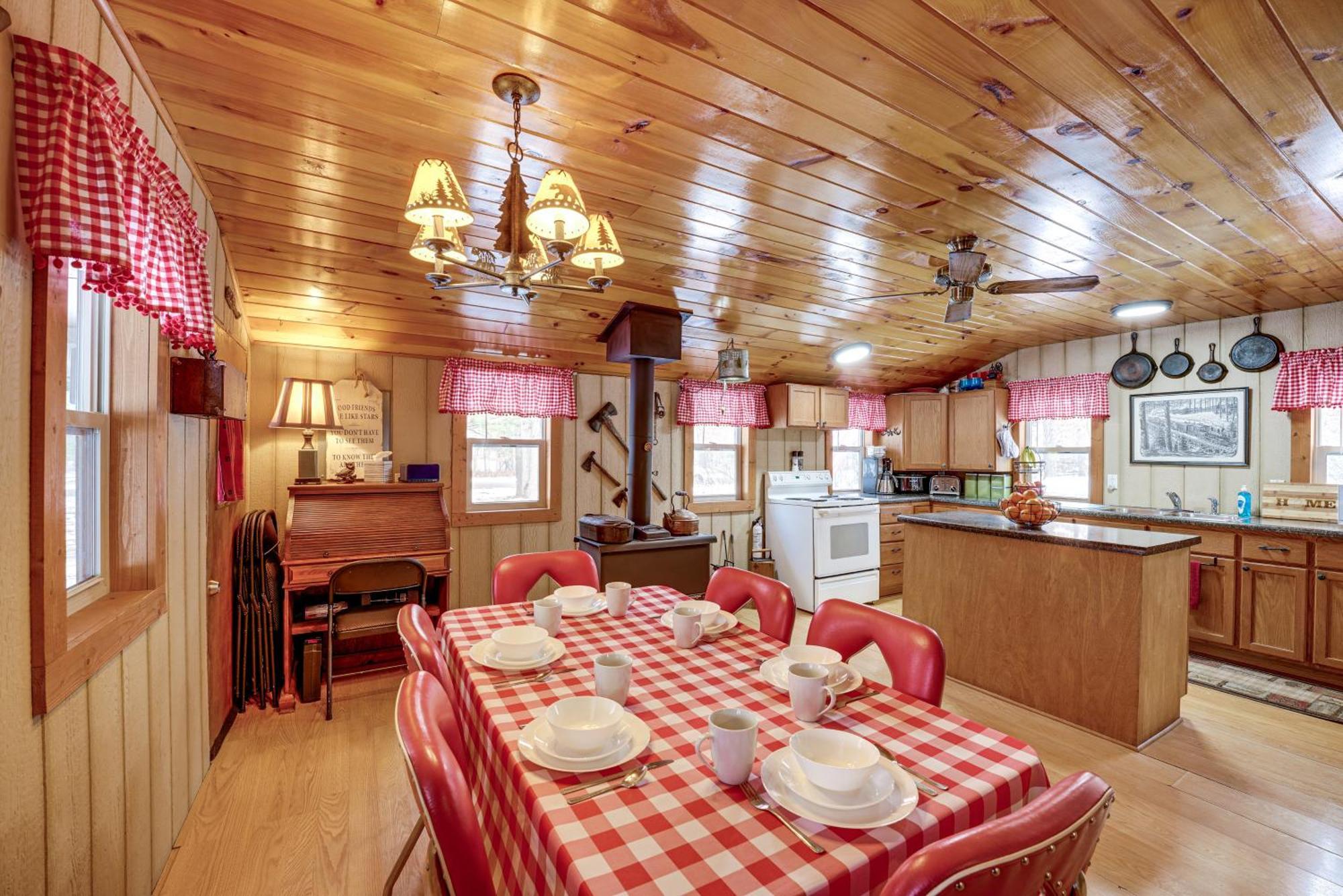 Pet-Friendly Irons Cottage About 4 Mi To Sand Lake! Екстериор снимка
