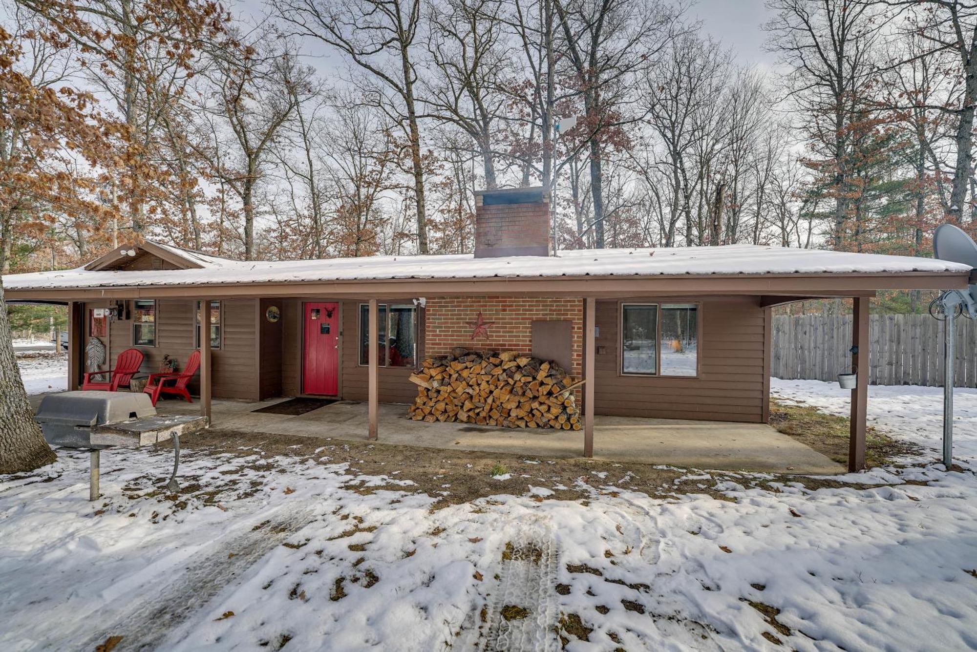 Pet-Friendly Irons Cottage About 4 Mi To Sand Lake! Екстериор снимка