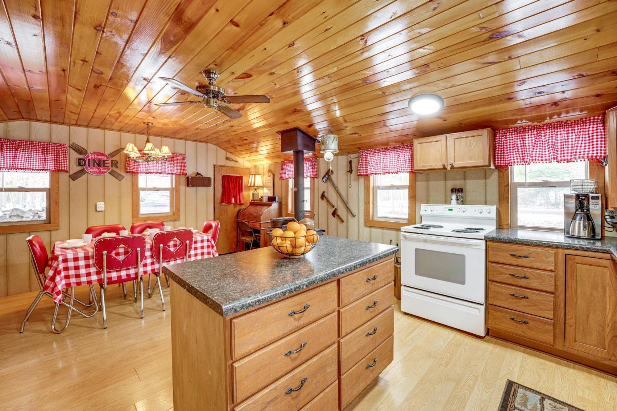 Pet-Friendly Irons Cottage About 4 Mi To Sand Lake! Екстериор снимка